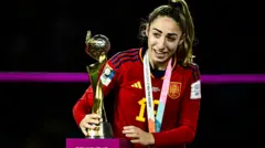 Aworan Olga Carmona pẹlu ife ẹyẹ agbaye