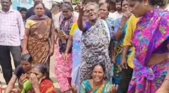 ஹானூர் பகுதியில் மக்கள் சாலை மறியலில் ஈடுபட்டனர்.