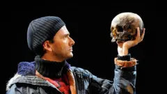David Tennant na produção da Royal Shakespeare Company da peça "Hamlet", de William Shakespeare, dirigida por Gregory Doran, no Courtyard Theatre em Stratford-upon-Avon