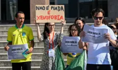 Estudantes brasileiros realizam uma manifestação contra a xenofobia em frente à Faculdade de Direito do campus da Universidade de Lisboa, em 16 de maio de 2023, em Lisboa, Portugal.