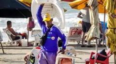 Un homme loue des chaises sur une plage de Carthagène, en Colombie.