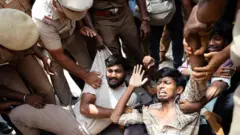 சென்னையில் நீட் எதிர்ப்பு போராட்டத்தில் ஈடுபட்ட மாணவர்களை காவல்துறையினர் வலுக்கட்டாயமாக கைது செய்தனர். (கோப்புப்படம்)