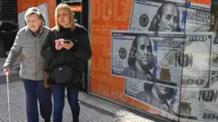 Arjantin'de iki kadın ve döviz bürosu 