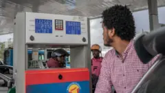 ነዳጅ የሚቀዳ ግለሰብ