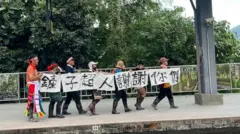 有災民在火車月台上拉起「鏟子超人謝謝你」的橫幅，對離去的志工表達謝意。