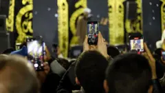 عدد من المواطنين يستخدمون خاصية البث المباشر من الهاتف في مصر.