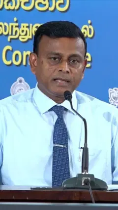 අත්‍යවශ්‍ය සේවා කොමසාරිස් ජනරාල් ප්‍රභාත් චන්ද්‍රකීර්තිගේ ඡායාරූපයක් මෙහි දැක්වේ.