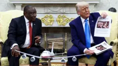 美國總統特朗普趁南非總統拉馬福薩到訪時突然展示一疊文章，當面指控南非正進行白人種族滅絕。 