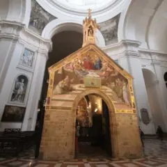 Igrejinha da Porciúncula, em Assis, que já existia na época de São Francisco e era frequentada por ele. Hoje ela está dentro de uma igreja, protegida