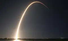 Rokkeettii SpaceX Falcon 9 jedhamu har'a ji'atti bu'uufi