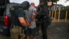 వలసదారులందరినీ పంపించి వేస్తానన్న ట్రంప్