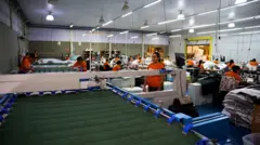 Linha de produção e trabalhadores da fabricante de sofás Sofá na Caixa