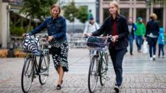 La paradoja de Noruega, el país que gana miles de millones con la subida del precio del petróleo pero cada vez lo usa menos