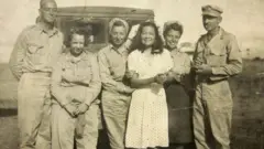 Josefina Guerrero com soldados americanoscasas das aposta comfrente a um jipe