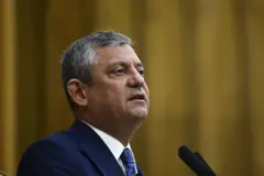 Özgür Özel, Meclis kürsüsünde açıklama yapıyor
