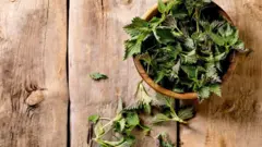 кропива в дерев'яній тарілці