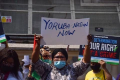 Obìnrin tó fi ìbomú bo ẹnu, ó gbé àkọ́lé pípé fùn ìdásílẹ̀ Yoruba Nation dání