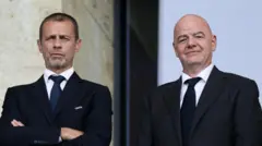 O presidente da Uefa, Aleksander Ceferin, e o presidente da Fifa, Gianni Infantino, olham das tribunas durante um jogo de futebol