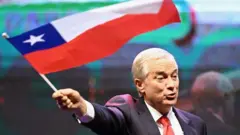 José Antonio Kasta festeja su triunfo agitando una bandera chilena