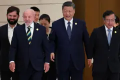 Xi Jinping caminha ao lado de Boric, Lula e Gustavo Petro