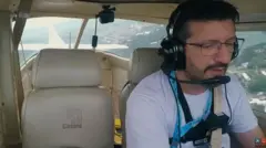 Lito pilotando um avião