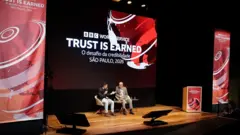 O jornalista João Fellet e Drauzio Varella sentados em cadeiras no palco, conversando