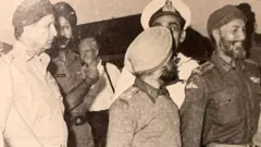 ਸਭ ਤੋਂ ਖੱਬੇ ਜਨਰਲ ਏਏਕੇ ਨਿਆਜ਼ੀ, ਸਭ ਤੋਂ ਸੱਜੇ ਜੇਐਫ਼ਆਰ ਜੈਕਬ ਅਤੇ ਸੱਜੇ ਪਾਸੇ ਤੋਂ ਦੂਜੇ ਪਾਸੇ ਜਨਰਲ ਸੁਬੇਗ ਸਿੰਘ