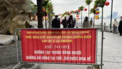 Dù biển báo ngoài chùa yêu cầu không tập trung đông người nhưng giường như không ai để ý đọc.