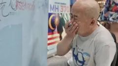 لی اریو پس از نوشتن پیامی برای پسر گم شده‌اش گریه می‌کند