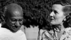 ਲਾਰਡ ਮਾਊਂਟਬੇਟਨ ਅਤੇ ਉਨ੍ਹਾਂ ਦੀ ਪਤਨੀ ਨਾਲ ਮੋਹਨਦਾਸ ਕਰਮਚੰਦ ਗਾਂਧੀ