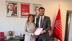 Mehmet Pehlivan İmamoğlu'nun adaylığını sunuyor.