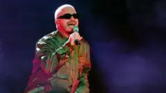 J Balvin, artista colombiano de música urbana canta en un escenario