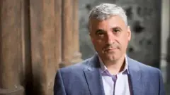 Steven Levitsky olhando para a câmera
