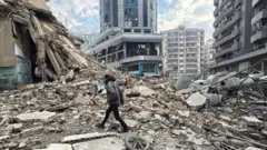 Човек хода по рушевинама