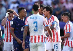 Jugadores de Francia y Paraguay