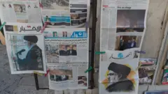 كشك صحف في غرب بيروت يعرض صفحات أولى مختلفة في 5 أكتوبر 2024.