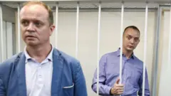 Двое мужчин, один за решеткой, другой перед