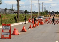 Área externa na Papuda com cones e militares armados fazendo segurança do local