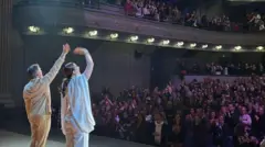 Claudia Raia e Jarbas Homem de Mello acenando para o público