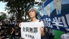 Pemrotes di luar sidang eksekutif perusahaan.