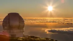 La observación astronómica requiere ciencia y tecnología de vanguardia.