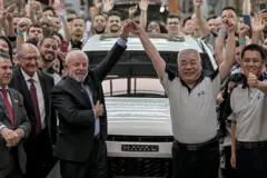 O presidente brasileiro Luiz Inácio Lula da Silva (E) e o CEO da Great Wall Motor (GWM) da China, Mu Feng (C-D), levantam as mãos durante a inauguração da fábrica de automóveis da GWM em Iracemápolis, estado de São Paulo, Brasil, em 15 de agosto de 2025