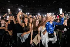 Um grupo de jovens em um concerto.