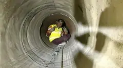 बोगद्यात मजूर 