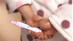 গর্ভবতী হয়েছেন কিনা পরীক্ষা করছেন এক নারী