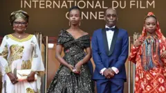 Le rapport de l’Unesco constate "un mouvement mondial qui tend à accroître la diversité à l’écran, ce qui ouvre la porte aux réalisateurs africains vers de nouveaux marchés locaux et étrangers" comme le montre cette image avec le réalisateur tchadien Mahamat-Saleh Haroun (2ndD) et les actrices Rihane Khalil Alio et Achouackh Abakar Souleymane alors pour la projection du film "Lingui" (Les liens sacrés) à Cannes