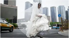 Une femme en robe de mariée