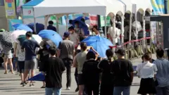 시민들이 22일 서울역 코로나19 임시선별검사소에서 검사를 기다리고 있다