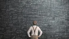 Hombre frente a un problema muy complejo escrito en una pizarra