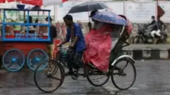 গত কয়েকদিন ধরে ঢাকাসহ সারাদেশে ভারী বৃষ্টিপাত হচ্ছে। বৃষ্টিপাত ও জলাবদ্ধতায় অনেক স্থানে ভোগান্তির শিকার হচ্ছেন মানুষ।